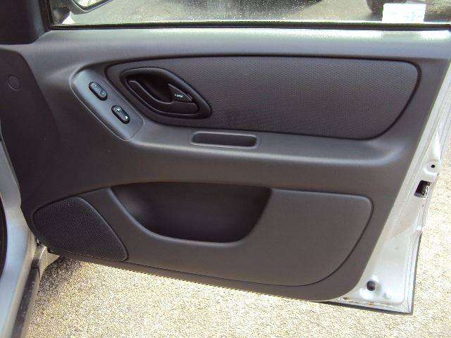 2005 Ford Escape XLS 4dr SUV